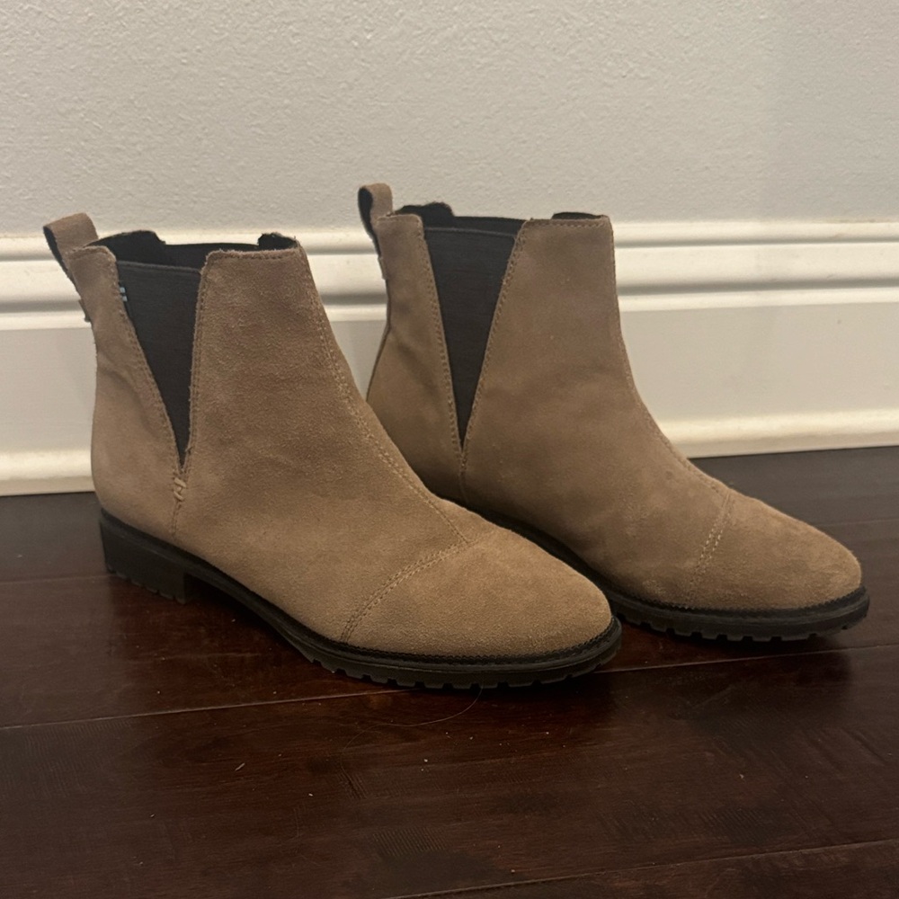 Toms - Women's Tan suede Ankle Boots
